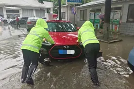 车险理赔“三免四快”，人保财险湖北省分公司积极开展暴雨理赔图片