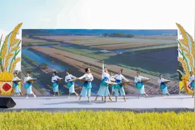 庆祝第6个中国农民丰收节文艺演出举办图片