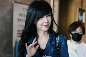 刚开完告别巡演的周慧敏现身《声生不息港乐季2》录制现场，样貌身材完全不像56岁！图片