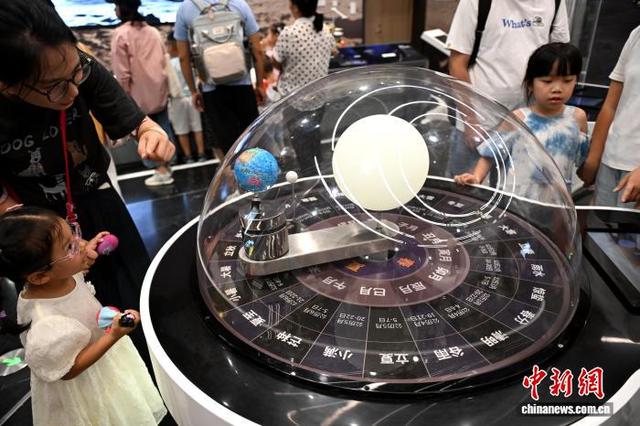 福州：市民走进科技馆感受航天航空等科技魅力