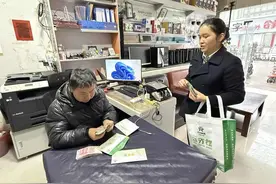 服务走出厅堂！贞丰农商银行上门为商户兑换零钞图片