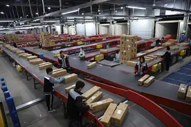 快递“加速跑”共享“云南鲜”图片