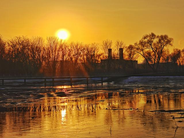 仿佛镀上了一层金色的光，北京冬至日邂逅最美夕阳