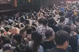 “黑神话”取景地爆火，游客吐槽排队太久！公安局副局长现场喊话，疏导客流图片