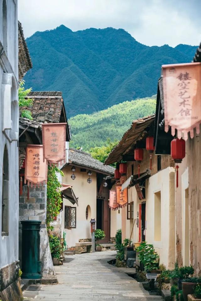 杭衢高铁正式运营！前方抵达“最不浙江”城市，逛吃超上头