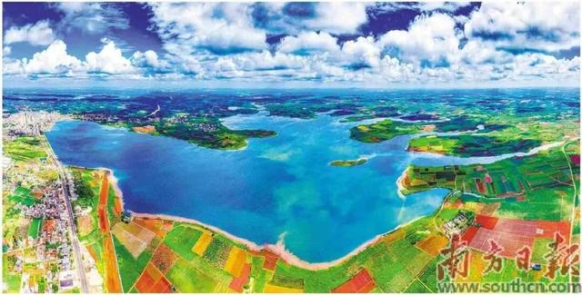 雷州水库化身“天空之镜” 一泓碧水穿城过 生态美景入画来