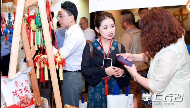 “如意甘肃”打卡杜甫江阁  甘肃文旅来长推介
