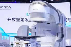 让患者在自由呼吸的情况下，接受高精准放射外科治疗图片