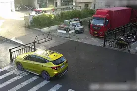 “95后”交警抱娃执勤！原因暖了图片