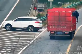 小车在匝道口倒车险些被撞，驾驶员当场被扣光12分图片
