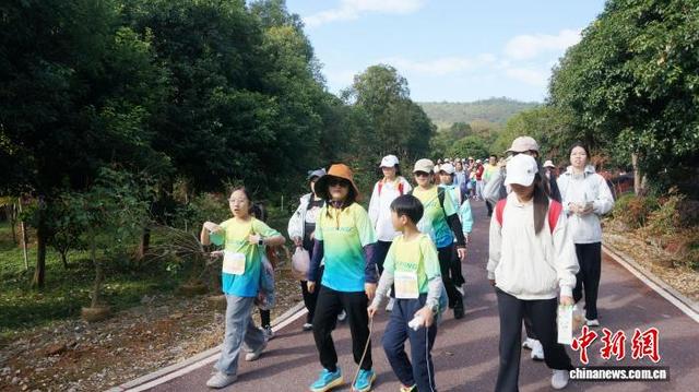 2025桂林漓江徒步大会吸引万人向漓江而行