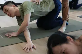 瑜伽男教练：运动不分男女，男生不应被局限于某一种运动方式图片