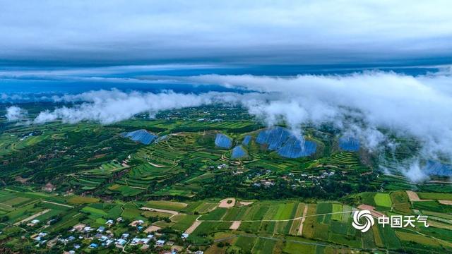 山西平陆雨后云雾升腾 织就田园仙境