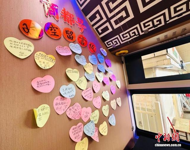 河南郑州：民众乘“商都号时空穿梭文旅巴士”  体验历史探源旅程