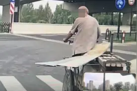 大爷骑三轮不小心剐蹭私家车，车主让大爷象征性赔偿10元“刷油漆”，“想到自己的老父亲心头一酸，最终算了”视频封面