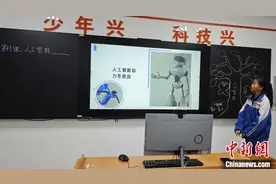 新疆兵团基层学校用上AI教室图片