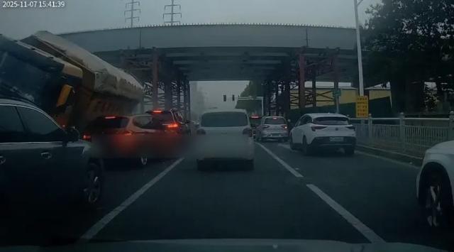 烟台一渣土车侧翻压死女老师	，遇难者家属讲述： 很多学生来悼念，肇事车经改装严重超载