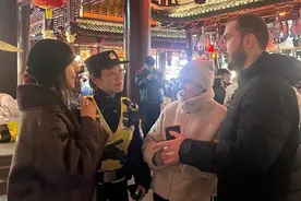 韩国、巴西、美国……中外游客选择在上海豫园度过2024年最后一天图片
