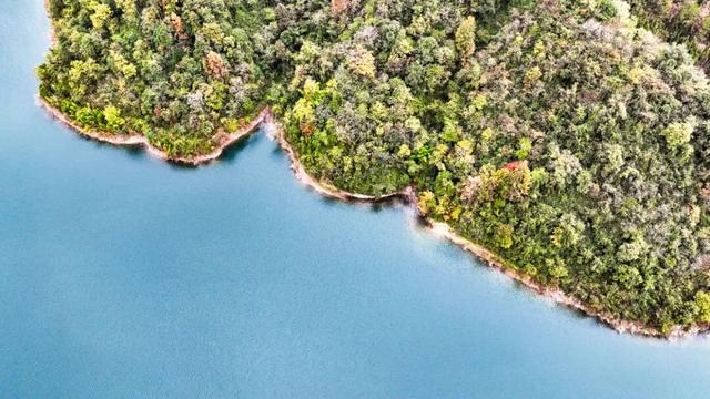 绥阳：层林尽染初冬色 湖水清澄映彩峦
