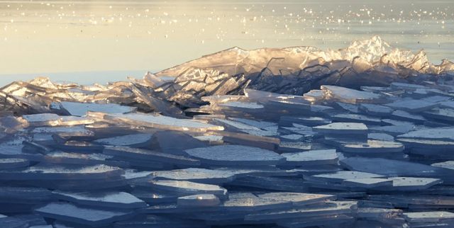 新知|半湖脂玉半湖蓝！赛里木湖冰雪秀浪漫上演