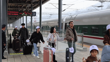 跨境赏雪成新风尚 越南旅客元旦乘火车游云南雪山