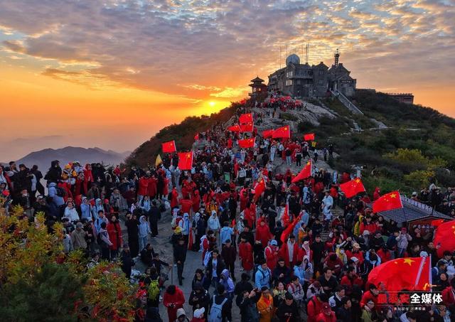 日出泰山，满山尽是中国红！今天，我们在泰安，祝福伟大祖国：繁荣昌盛、国泰民安！