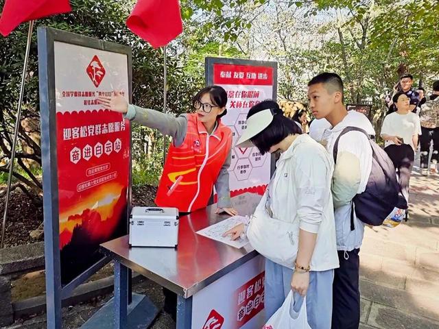 黄山之巅唱响爱国心 八方来客共赏山河美