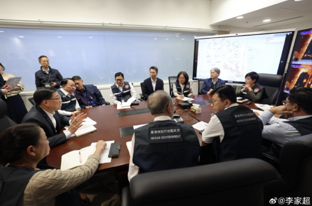 香港42年小区突发大火已致13死28伤，火势仍未扑灭	，数百名居民登记家属失联