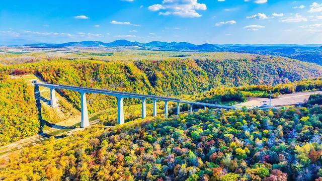 沈白高铁解锁吉林：秋之彩色吉林 层林尽染之美