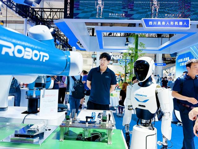 2025世界机器人大会启幕 “成都天团”携20项黑科技抢镜