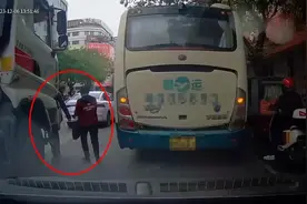广东阳春两位老人横穿道路，误入罐车盲区一人被卷车底不幸身亡图片