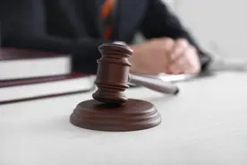 妻子称丈夫酒后家暴起诉离婚 丈夫当庭抱起妻子就跑，事后二人又心平气和离开法院图片