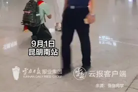 前方高甜！退伍兵哥哥车站当场跪地求婚接站女友图片