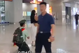 前方高甜！退伍兵哥哥车站当场跪地求婚接站女友图片