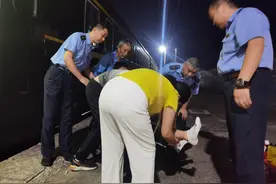 术后旅客没买到票 列车长为其补办卧铺图片