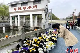 四川眉山19岁小伙下水救人不幸遇难 民众自发前往悼念图片