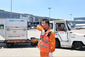 高温酷暑下的东航行李装卸员：旅客的鼓励让我们干劲满满图片