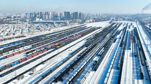 保持战略定力 把握发展主动——各地推动高质量发展观察