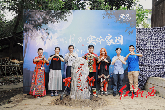 芙蓉镇，凭什么全球出圈？