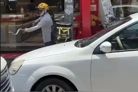 四川一外卖小哥送餐路上徒手抓蛇，当事人：曾做过保安，蛇无毒被其咬伤手背图片
