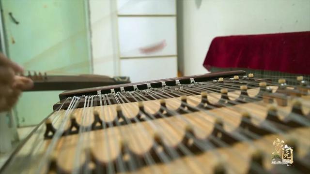 西拉沐沦河畔的石榴花