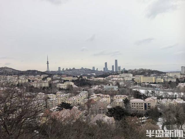 红瓦绿树，白雪皑皑