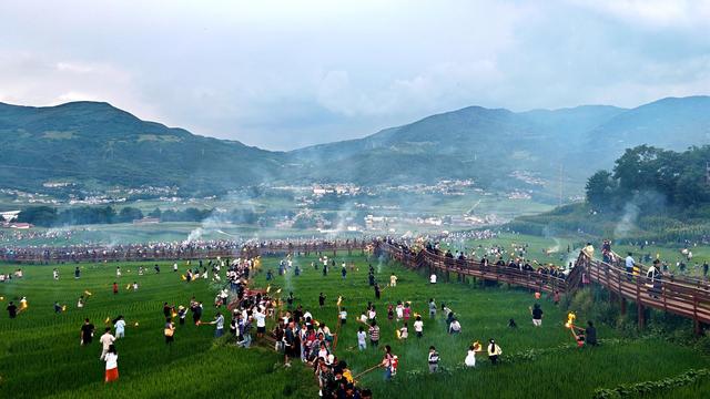 凉山越西县火把季系列活动举行：梯田火把秀上演，最美“金索玛”最帅“金鹰”出炉