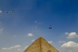 中国空军战机飞越金字塔图片
