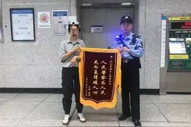 女乘客丢失价值7000元的黄金手链，武汉民警当天帮助追回图片