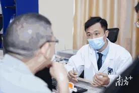 45岁东莞糖尿病患者视力模糊，仅能看清眼前50厘米物体图片