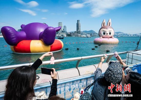 “哆啦A梦”“LABUBU”在香港“海上大巡游”