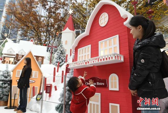 重庆一商圈打造“雪山小镇” 游人邂逅浪漫冬日“雪景”