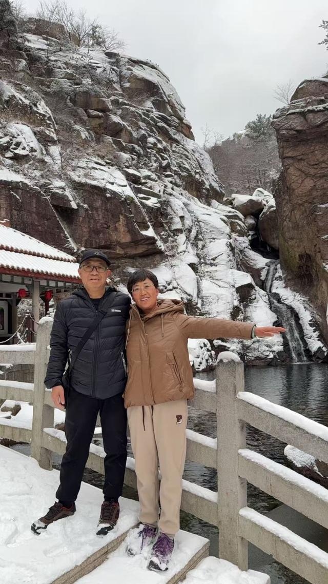 一夜雪花落崂山，琼楼玉宇翩若仙