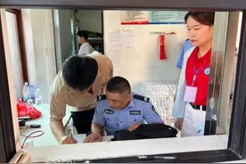 超暖！高考首日，女特警、女巡警为考生护航！图片